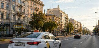 Локализация такси в Ростове: кому придётся продать Hyundai Solaris и пересесть на «Москвич» Такси в Ростове //Фото сгенерировано Chat GPT