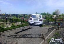 Пьяный водитель врезался в кладбищенские ограды под Азовом и попытался сбежать