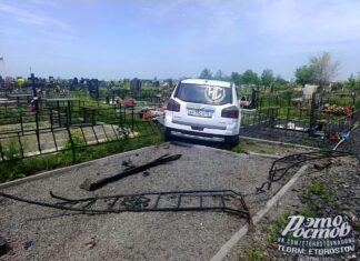 Пьяный водитель врезался в кладбищенские ограды под Азовом и попытался сбежать
