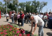 Жители Ростова несут цветы к мемориалу после удара ВСУ по колледжу в Старобельске Ростовчане несут цветы к мемориалу "Мать и Дитя" после удара ВСУ по колледжу в Старобельске //Фото пресс-служба правительства Ростовской области