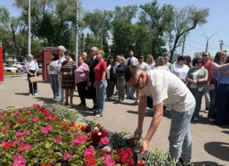 Жители Ростова несут цветы к мемориалу после удара ВСУ по колледжу в Старобельске Ростовчане несут цветы к мемориалу "Мать и Дитя" после удара ВСУ по колледжу в Старобельске //Фото пресс-служба правительства Ростовской области