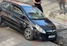 В Ростове машина с пассажирами частично провалилась под землю //Фото: DonDay