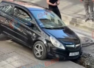 В Ростове машина с пассажирами частично провалилась под землю //Фото: DonDay