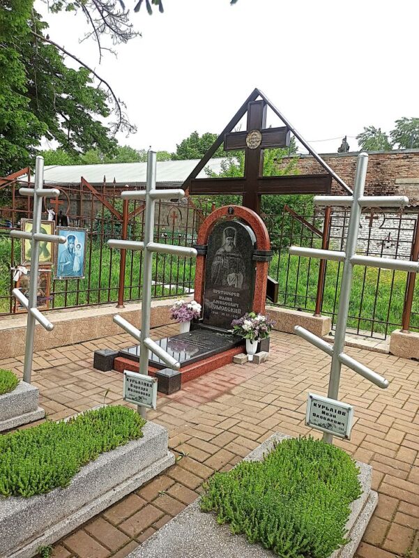 Могила Иоанна Домовского //Фото Инна Лебедева, Городской репортер
