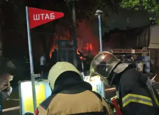 В Ростове крупный пожар на улице Красных Зорь охватил два дома и хозпостройку Пожарные //Фото пресс-службы МЧС по Ростовской области