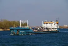 Капитан теплохода получил крупный штраф за столкновение с мостом в Ростовской области Танкер "Вологонефть" //Фото ТГ канала "Новости Ростова-на-Дону"