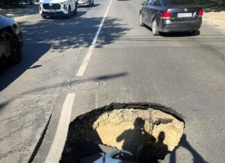 Провал асфальта на Нариманова оцепили коммунальщики //Фото: ТГ-канал Новости Ростова