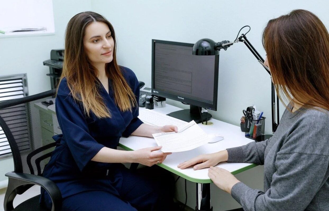 Врач-онколог Екатерина Соболева ведет прием пациента //Фото предоставлено героем интервью