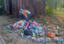 В Азове убрали мусор на пляже после сигналов жителей и вмешательства министра //Фото: соцсети