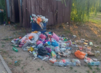 В Азове убрали мусор на пляже после сигналов жителей и вмешательства министра //Фото: соцсети