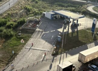 «Люди звереют»: топливный кризис на Дону доводит водителей до драк и обмороков АЗС Газпром в Батайске: топлива нет и не знают, когда будет //Фото очевидца