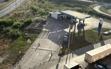 «Люди звереют»: топливный кризис на Дону доводит водителей до драк и обмороков АЗС Газпром в Батайске: топлива нет и не знают, когда будет //Фото очевидца