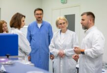 В ЮФУ показали вице-спикеру Госдумы роботов и системы спутниковой связи //Фото: Пресс-служба ЮФУ