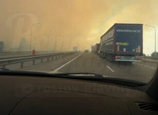 Пожар на поле спровоцировал массовое ДТП на трассе под Ростовом: пострадал водитель грузовика //Фото: сообщество Ростов Главный