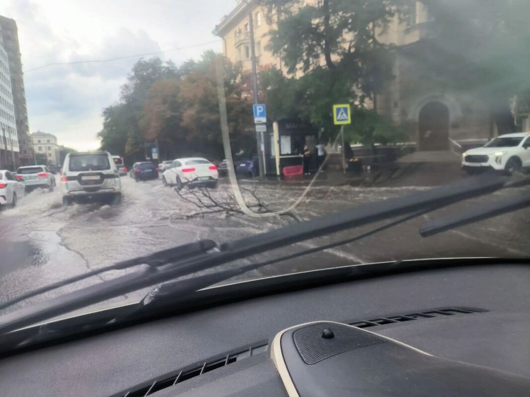 Улицы затопило в Ростове после урагана //Фото ТГ-канал Че по Ростову