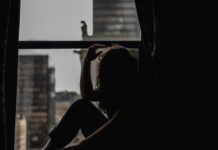 В 2025 году в Ростовской области погибли 82 ребёнка Подросток силит у окна //Фото Alexandra Fuller, Unsplash