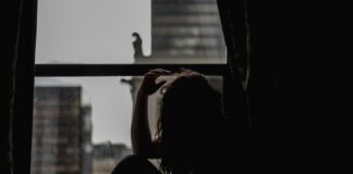 Подросток силит у окна //Фото Alexandra Fuller, Unsplash