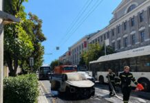 На Большой Садовой в Ростове сгорел автомобиль с тремя девушками внутри