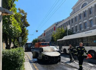 На Большой Садовой в Ростове сгорел автомобиль с тремя девушками внутри