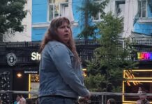 Женщина прокляла ростовчанку и её трёхлетнего сына за отказ уступить место на карусели