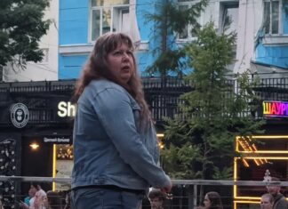 Женщина прокляла ростовчанку и её трёхлетнего сына за отказ уступить место на карусели