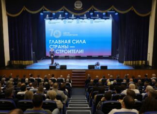 Строительная отрасль Ростовской области остаётся драйвером экономики региона Губернатор Юрий Слюсарь в преддверии Дня строителя принял участие в торжественном мероприятии, посвящённом профессиональному празднику //Фото пресс-службы Правительства Ростовской области