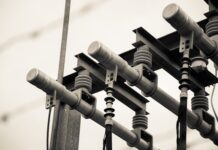 В Ростове ночью горела трансформаторная подстанция и автомобиль на улице Нансена