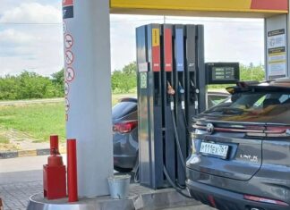 В Таганроге очереди на заправках доходят до 90 автомобилей