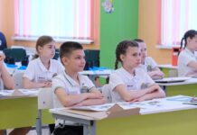 Поведение учеников начнут оценивать в 55 школах Дона Школьники сидят за партой // Фото взято с сайта пресс-службы Правительства Ростовской области