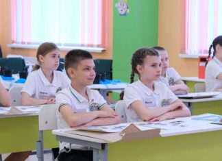 Поведение учеников начнут оценивать в 55 школах Дона Школьники сидят за партой // Фото взято с сайта пресс-службы Правительства Ростовской области