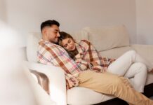 «Ничегонеделание» оказалось самым популярным отдыхом у ростовских пар Пара на диване // Фото с сайта magnific.com