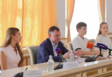 На Дону назвали лучшие результаты ЕГЭ Губернатор и школьники // Фото с сайта пресс-службы Правительства Ростовской области