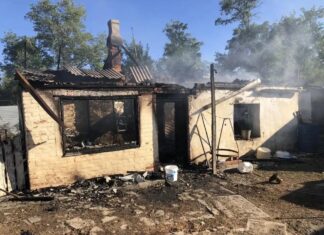 Пенсионерка погибла при пожаре в частном доме Сгоревший дом // Фото с официального телеграм-канала МЧС России по Ростовской области