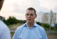 Дмитрий Сизякин поддержал строительство школы и поликлиники на Вертолетном поле Кандидат в депутаты Госдумы от «Единой России» Дмитрий Сизякин на встрече с жителями Вертолетного поля в Ростове-на-Дону //Фото Анастасия Большакова