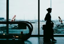 Ростовчане выбирают отдых за границей: осенью 2026 года отдых в России проигрывает зарубежным турам Туристка идет на посадку на свой рейс в аэропорту //Фото Nguyen Minh, Unsplash