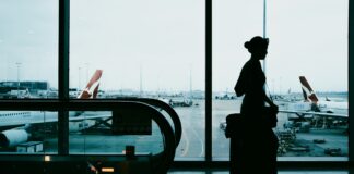 Туристка идет на посадку на свой рейс в аэропорту //Фото Nguyen Minh, Unsplash