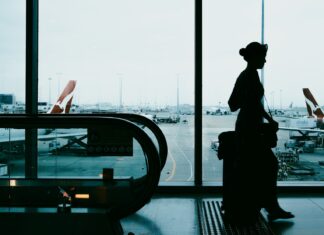 Ростовчане выбирают отдых за границей: осенью 2026 года отдых в России проигрывает зарубежным турам Туристка идет на посадку на свой рейс в аэропорту //Фото Nguyen Minh, Unsplash