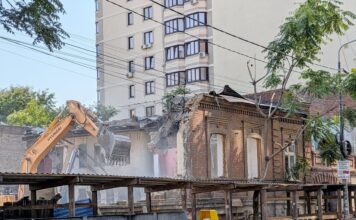 В Ростове за 3,7 млн рублей снесут аварийный дом на Республиканской Снос здания // Фото с телеграм-канала "МойФасад"