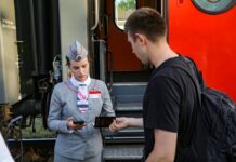 В Ростовской области 86% билетов на поезда покупают через интернет Проводник проверяет документы пассажира перед посадкой в поезд //Фото пресс-службы СКЖД