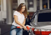 В Ростове-на-Дону на АЗС появился бензин классов Евро-4 и Евро-3 Женщина заправляет машину бензином на АЗС //Фото Gustavo Fring, Pexels