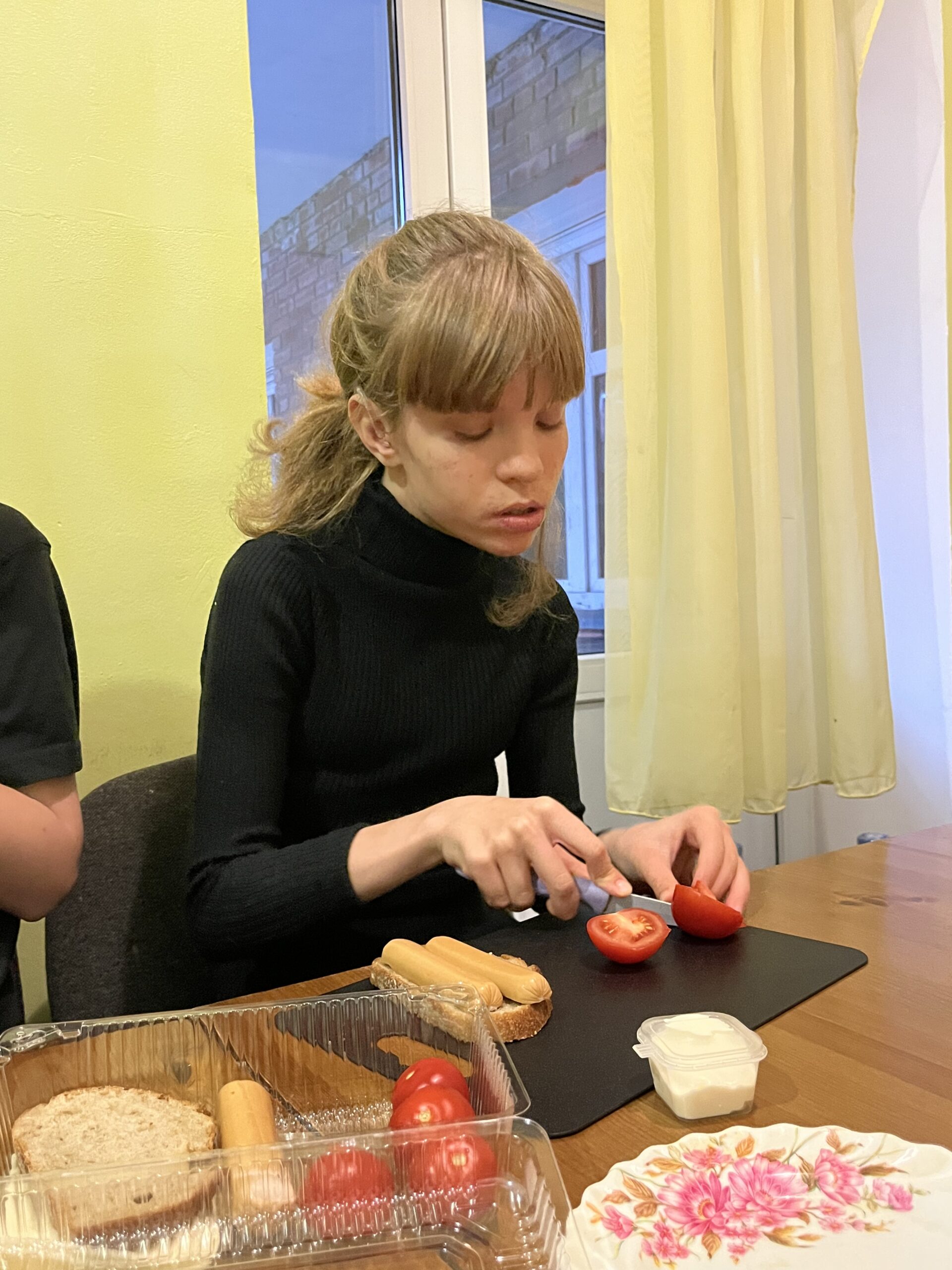День в центре для Олеси и других ребят ― это не просто развивающие упражнения, а целая маленькая самостоятельная жизнь // Фото из личного архива героя
