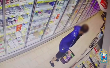 В Ростове мужчина совершил кражу продуктов и алкоголя на 17 тысяч рублей Кража // Скриншот из видео пресс-службы ГУ МВД России по Ростовской области