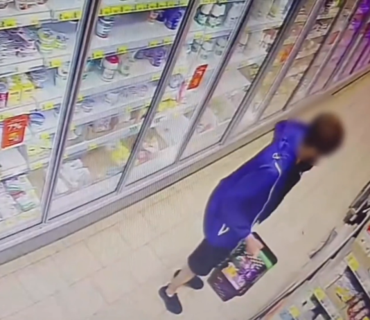 В Ростове мужчина совершил кражу продуктов и алкоголя на 17 тысяч рублей Кража // Скриншот из видео пресс-службы ГУ МВД России по Ростовской области