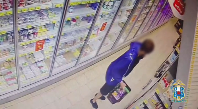 В Ростове мужчина совершил кражу продуктов и алкоголя на 17 тысяч рублей Кража // Скриншот из видео пресс-службы ГУ МВД России по Ростовской области
