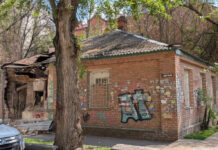 В историческом центре Ростова снесли два старинных дома с печами-голландками