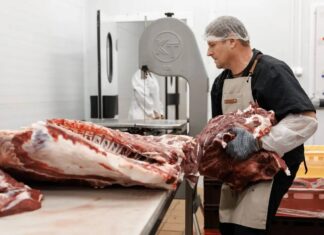 Сбер показал журналистам полный цикл переработки мяса на МПК «Виктория» в Песчанокопском районе
