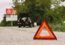На проспекте 40-летия Победы в Ростове Toyota Camry врезалась в рекламный щит