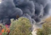 В Аксае горит склад с пластиком: площадь пожара выросла до 9 тыс. кв. м В Аксае горит склад с пластиком //Фото соцсети