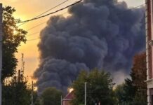 В Аксае после пожара на складах выявили превышение вредных веществ в воздухе Пожар в Аксае //Фото соцсети