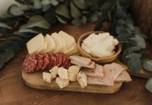 Ростовстат назвал средние цены на основные продукты питания в Ростовской области Тарелка с мясной и сырной нарезкой //Фото Arina Krasnikova, Pexels